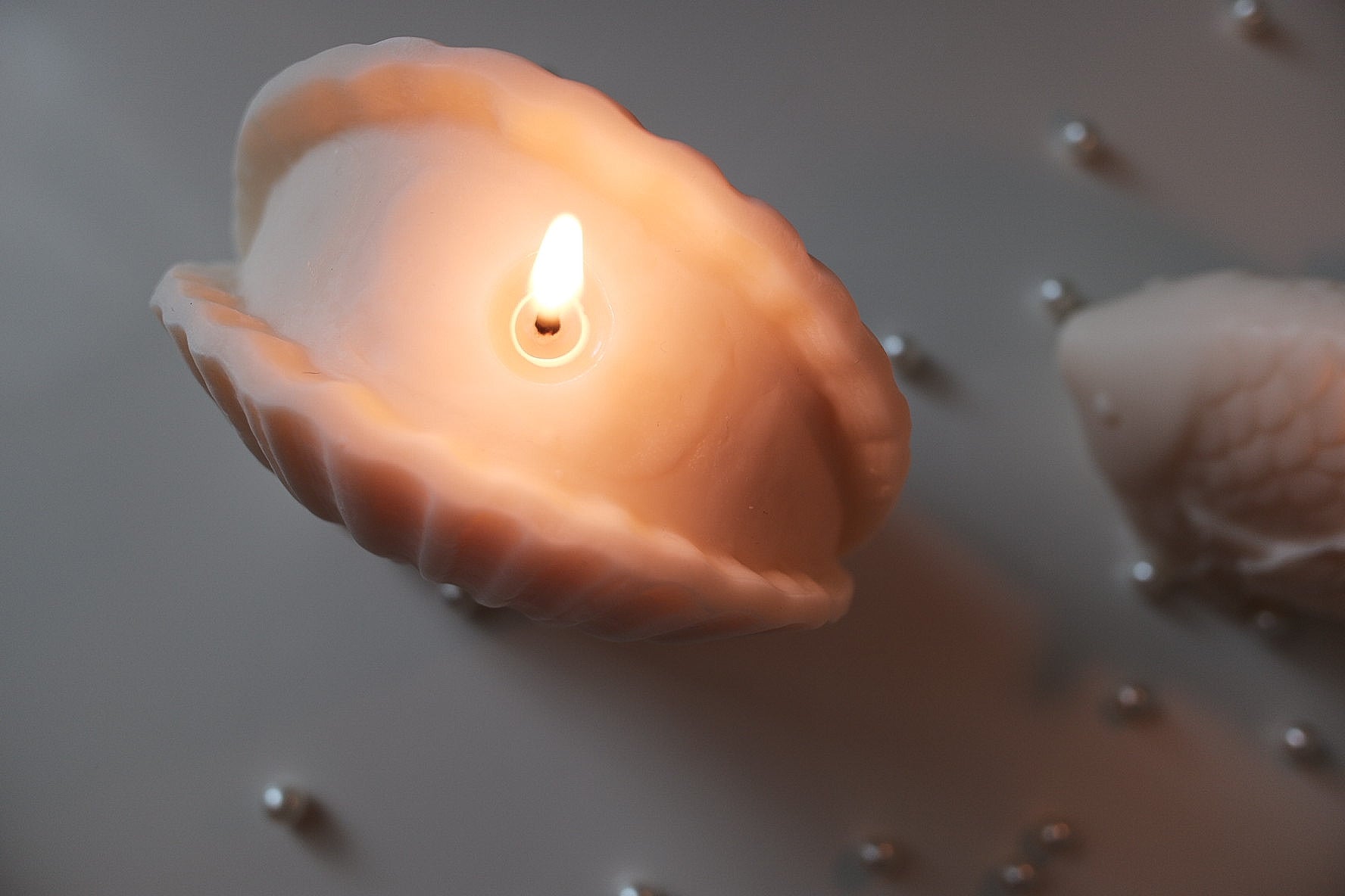 Sculptural scented candle made with natural rapeseed wax and authentic fragrance from South of France